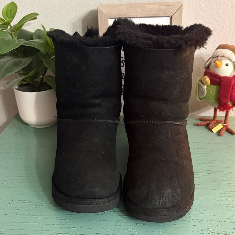 Black Shearling-Lined Ugg Boots SZ 7 box 101